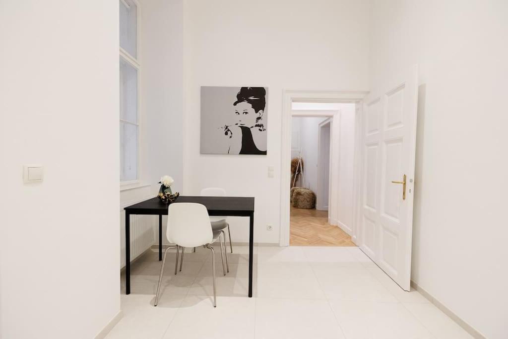 Franz 21 - Typical Viennese Apartment In The Heart Of فيينا المظهر الخارجي الصورة